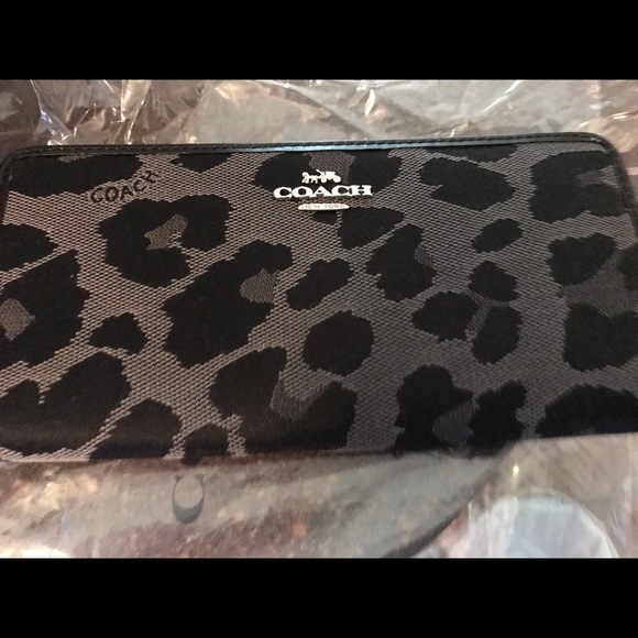 Kate Spade, Michael Kors, Coach wallets and purses - Picture 3 of 8